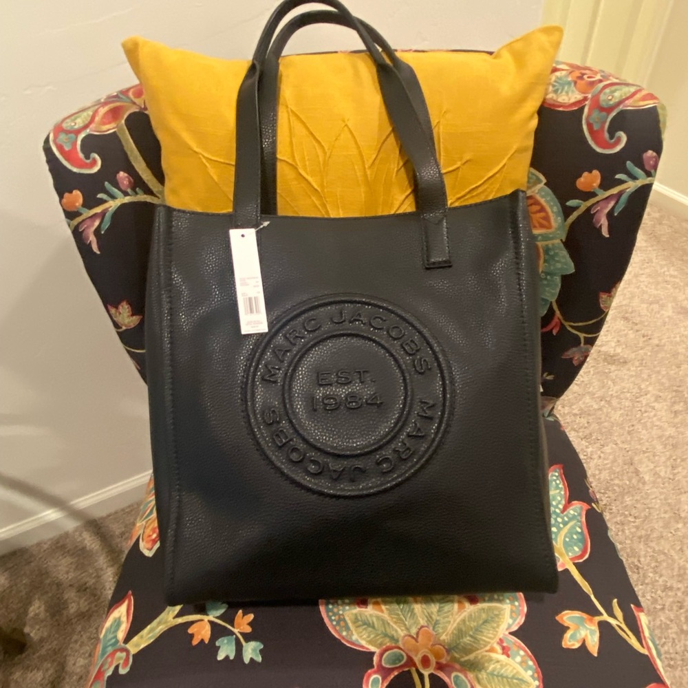 Beautiful Marc Jacobs Signet Black Leather Tote